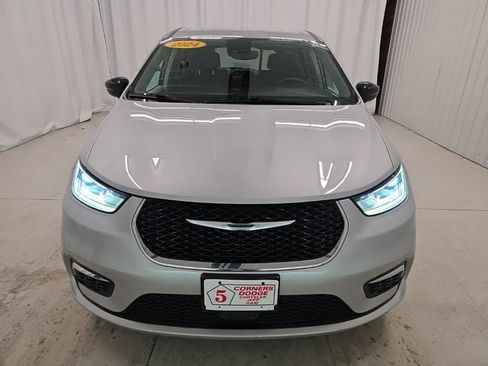 Used 2024 Chrysler Pacifica Touring-L image 8