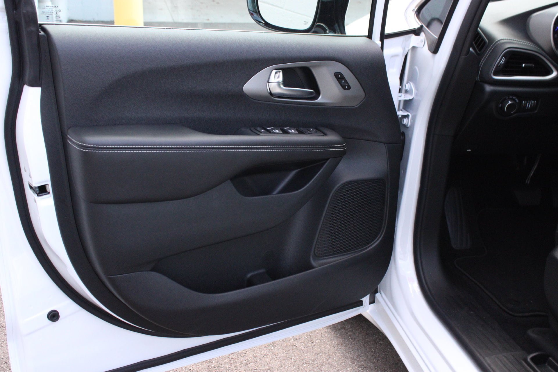 New 2027 Chrysler Pacifica Select FWD image 12