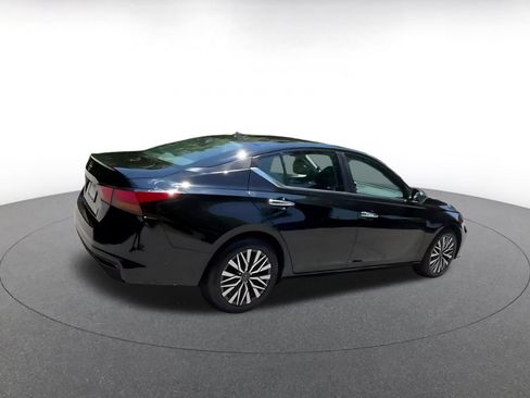 Used 2025 Nissan Altima 2.5 SV FWD image 17