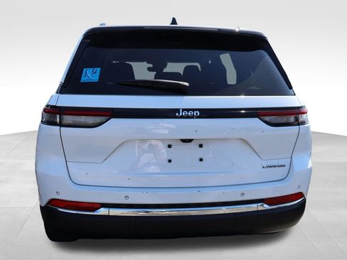 Used 2024 Jeep Grand Cherokee Laredo image 9