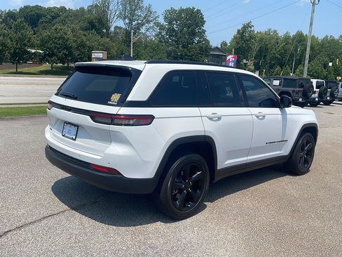 Used 2023 Jeep Grand Cherokee Laredo AWD/4WD image 3
