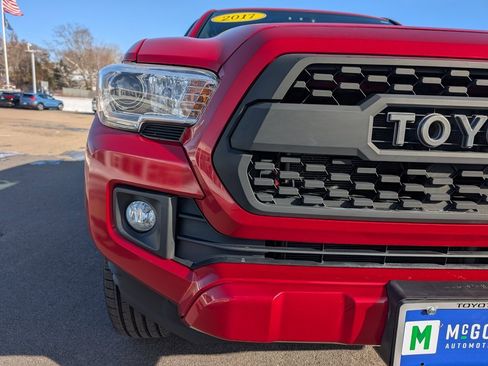 Used 2017 Toyota Tacoma TRD Sport image 9