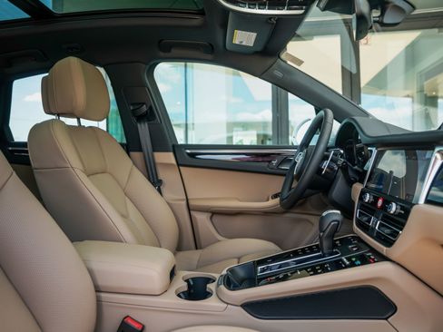 Certified 2025 Porsche Macan image 33