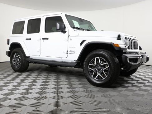 Used 2024 Jeep Wrangler Sahara image 3