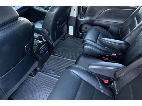 Used 2020 Toyota Sienna SE w/ SE Preferred Package image 13