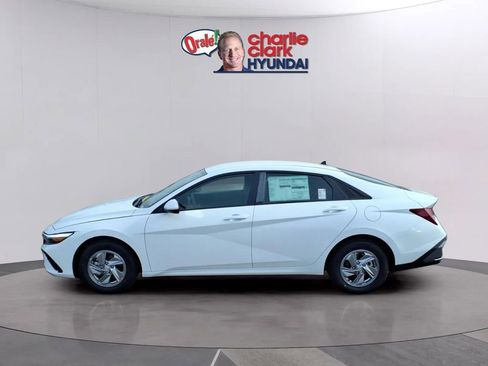 New 2026 Hyundai Elantra SE FWD image 2