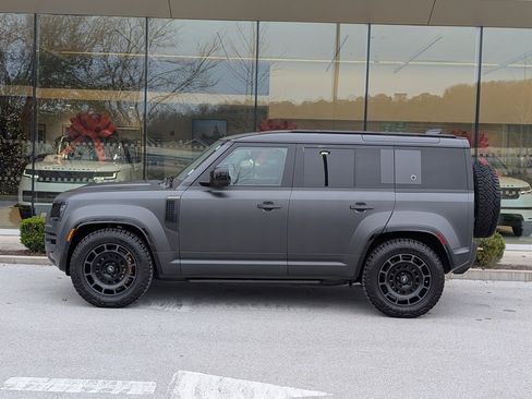 Used 2025 Land Rover Defender 110 image 2