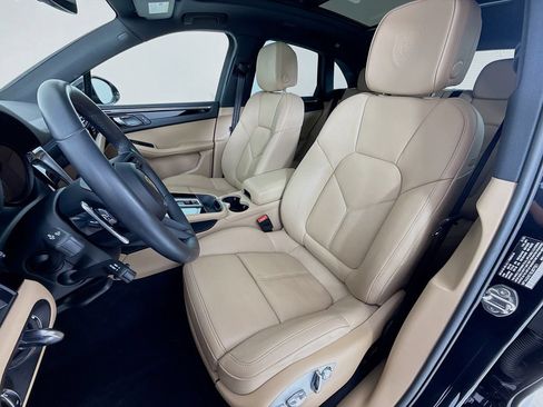 Certified 2025 Porsche Macan AWD/4WD image 5