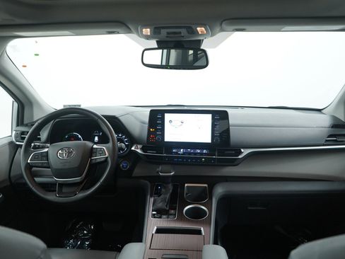 Used 2022 Toyota Sienna XLE image 14