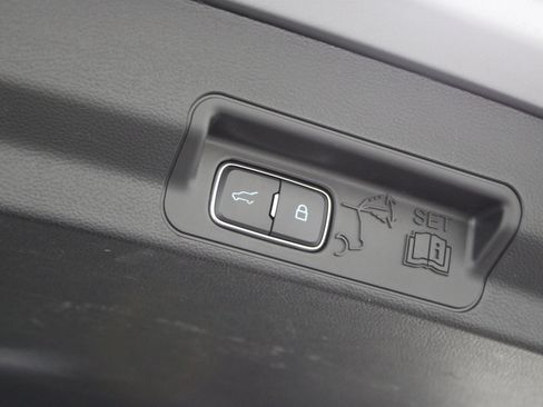 Used 2023 Ford Explorer XLT AWD/4WD image 23