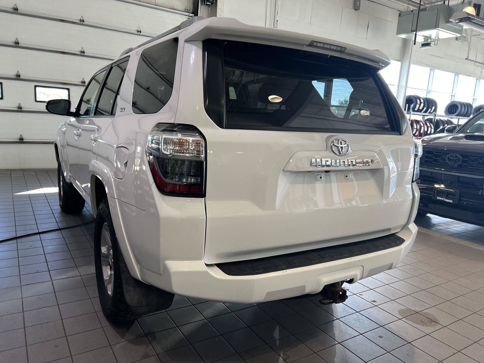 Used 2017 Toyota 4Runner SR5 Premium AWD/4WD image 5