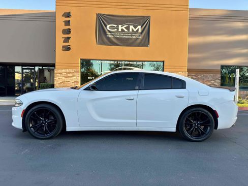 Used 2018 Dodge Charger SXT w/ Blacktop Package image 3