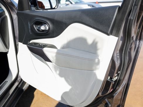 Used 2019 Jeep Cherokee Limited image 26