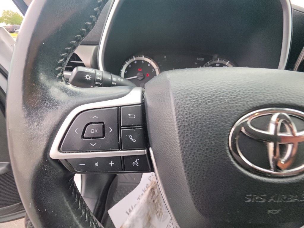 Used 2023 Toyota Highlander XLE AWD/4WD image 18