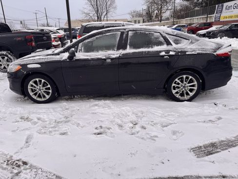 Used 2020 Ford Fusion SE image 2