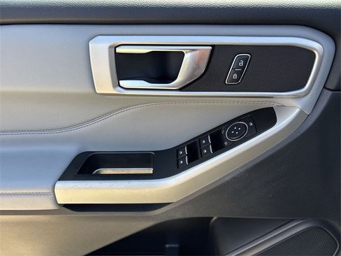 Certified 2022 Ford Explorer XLT w/ Equipment Group 202A image 5