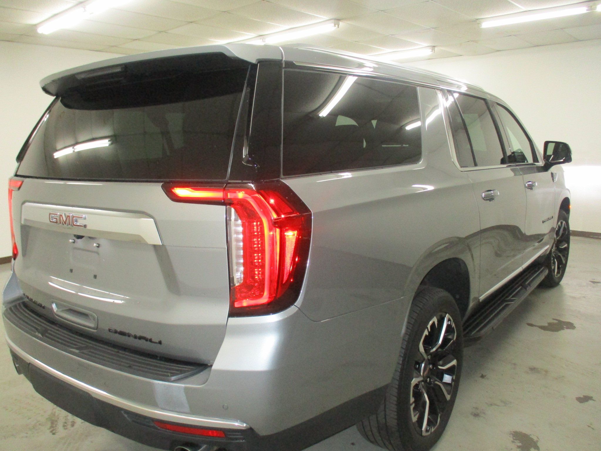 Certified 2023 GMC Yukon XL Denali AWD/4WD image 9