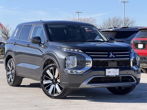 Used 2025 Mitsubishi Outlander SE image 2