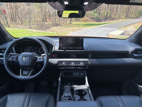 Used 2025 Honda Pilot TrailSport image 21