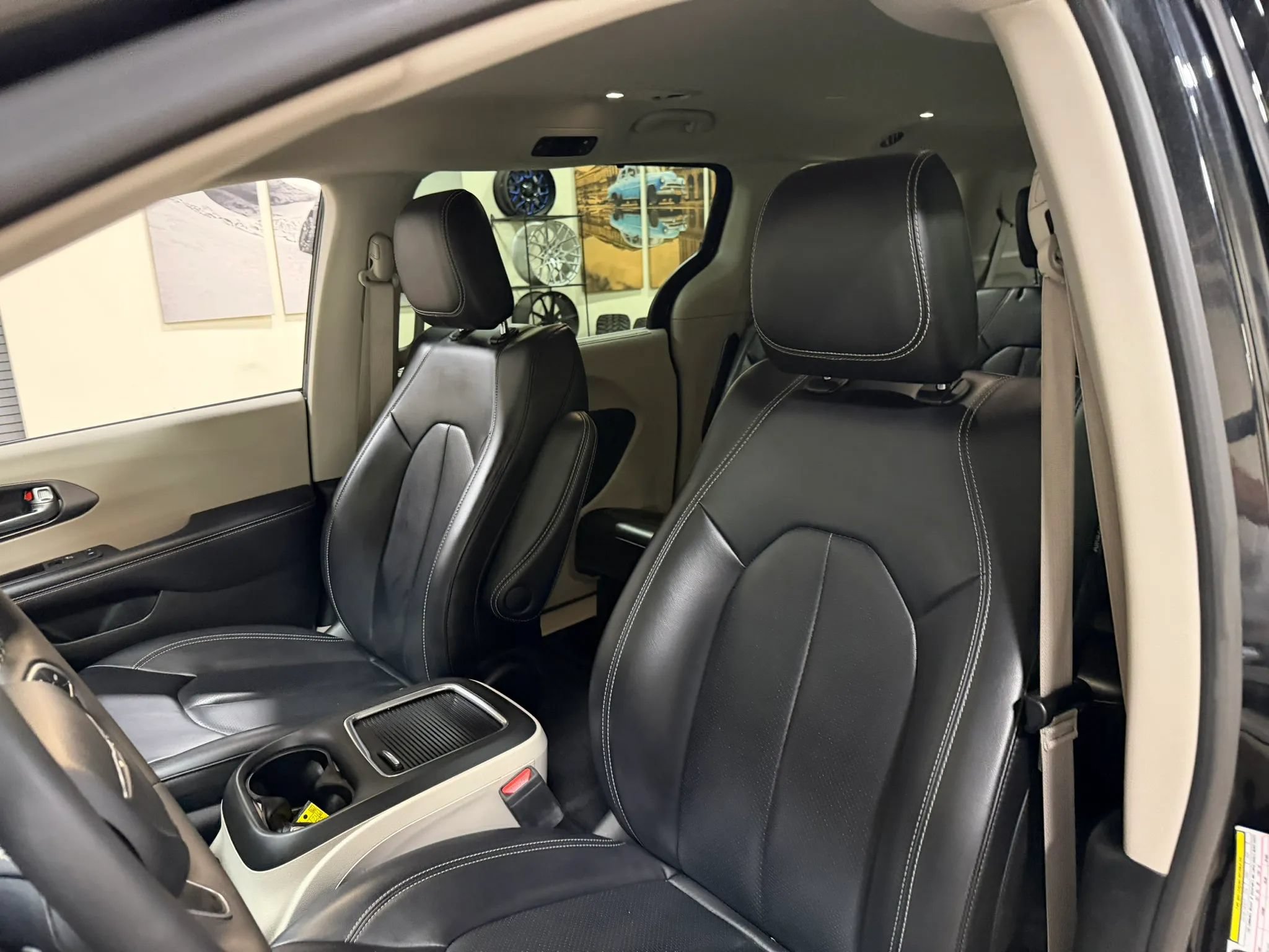 Used 2023 Chrysler Pacifica Touring-L FWD image 40