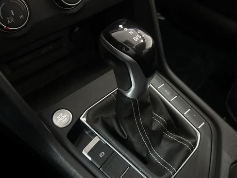 Certified 2022 Volkswagen Taos SE FWD image 21