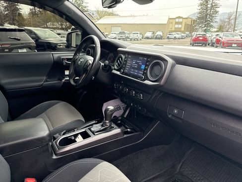 Used 2020 Toyota Tacoma TRD Off-Road AWD/4WD image 19