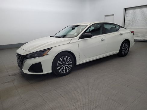 Used 2025 Nissan Altima 2.5 SV FWD image 2