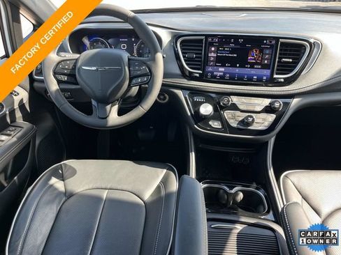 Certified 2025 Chrysler Pacifica Limited FWD image 16