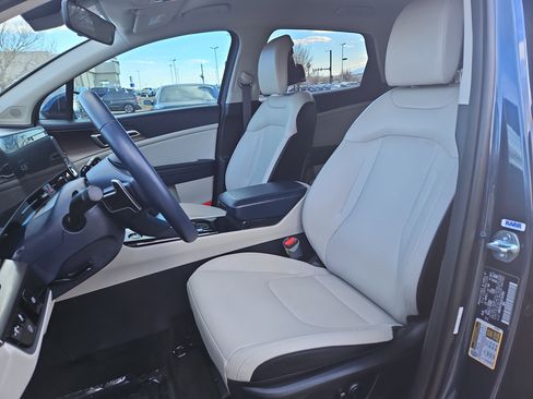 Used 2025 Kia Sportage EX image 8