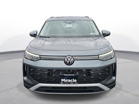 Used 2025 Volkswagen Tiguan SE image 2