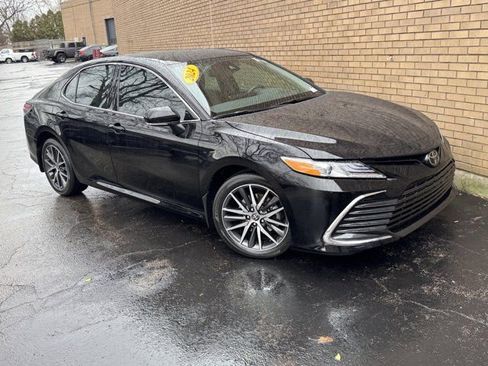 Used 2024 Toyota Camry XLE w/ Cold Weather Package image 4