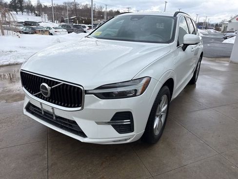 Used 2022 Volvo XC60 B5 Momentum image 3