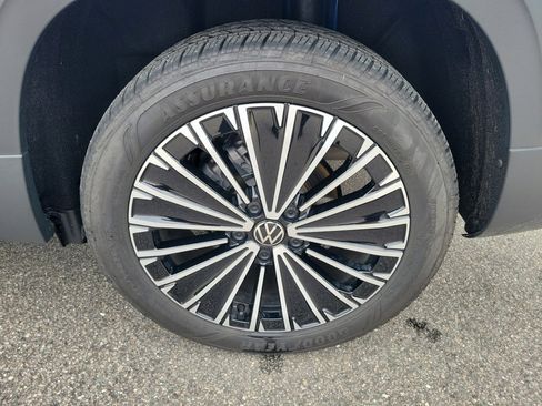 Certified 2025 Volkswagen Taos SE w/ Panoramic Sunroof Package image 29