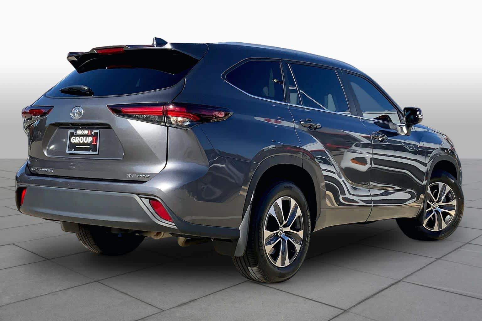 Used 2024 Toyota Highlander XLE AWD/4WD image 13