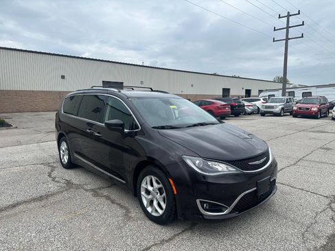 Used 2017 Chrysler Pacifica Touring-L Plus FWD image 3