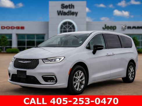 Used 2024 Chrysler Pacifica Touring-L AWD/4WD image 57