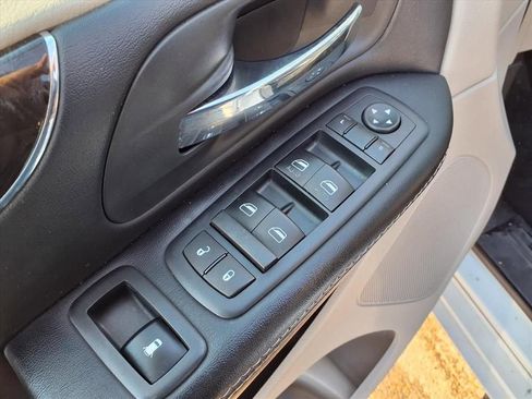 Used 2016 Chrysler Town & Country Touring-L image 14