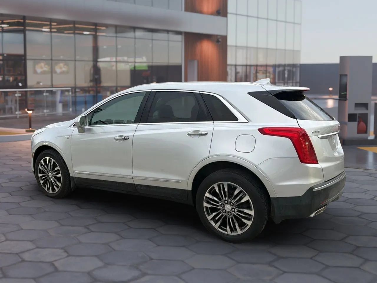 Used 2017 Cadillac XT5 Premium Luxury FWD image 5