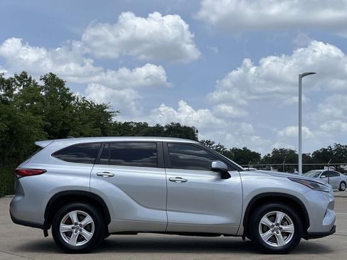 Used 2023 Toyota Highlander LE AWD/4WD image 3