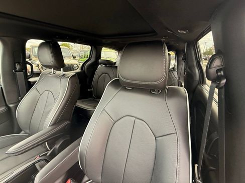 New 2026 Chrysler Pacifica Limited image 24