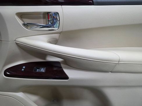 Used 2013 Lexus LX 570 4WD w/ Luxury Pkg w/Pre-crash image 33