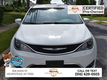 Used 2025 Chrysler Pacifica Select