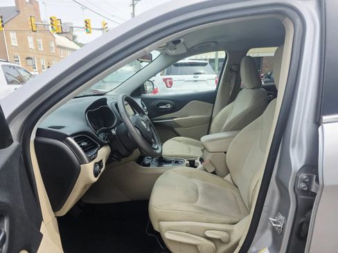 Used 2019 Jeep Cherokee Latitude w/ Popular Appearance Group AWD/4WD image 10