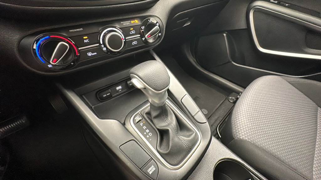 Used 2025 Kia Soul LX w/ LX Technology Package FWD image 21