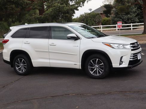 Used 2017 Toyota Highlander XLE AWD/4WD image 2