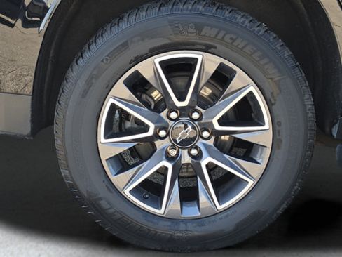 Used 2022 Chevrolet Tahoe Z71 w/ Z71 Off-Road Package AWD/4WD image 18