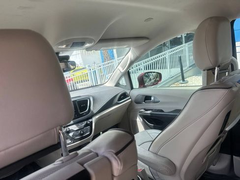 Used 2017 Chrysler Pacifica Platinum FWD image 9