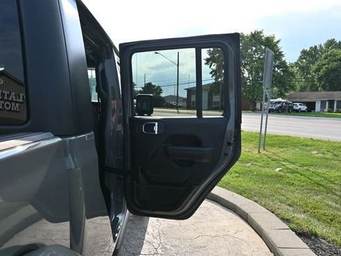Used 2021 Jeep Gladiator Rubicon w/ Cold Weather Group AWD/4WD image 15