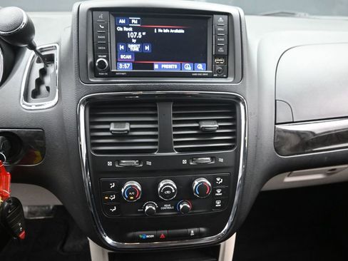 Used 2019 Dodge Grand Caravan SE FWD image 16