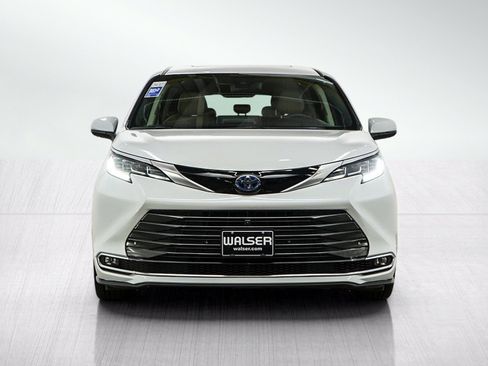 Used 2024 Toyota Sienna Limited AWD/4WD image 8
